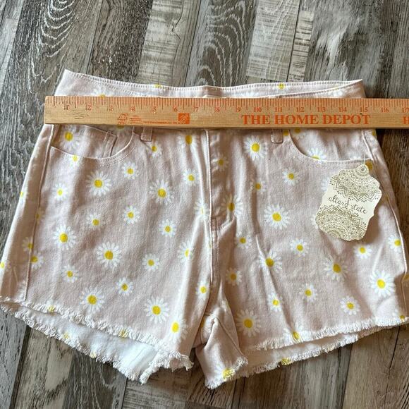 Altar'd State Denim Daisy Print Shorts Large Raw Frayed Hem Retro Stretch NEW - Picture 8 of 10